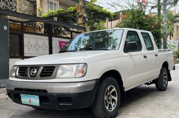 Sell White 2010 Nissan Frontier in Quezon City