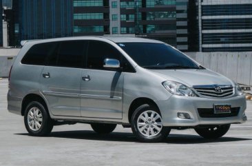 Selling Silver Toyota Innova 2010 in Pasig