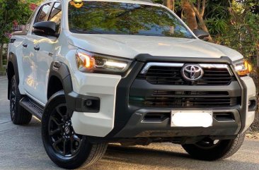 Selling White Toyota Hilux 2022 in Pasay