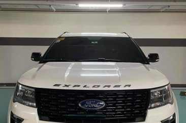 Selling Pearl White Ford Explorer 2019 in Makati