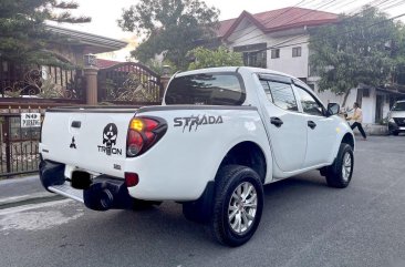 White Mitsubishi Strada 2014 for sale in Manual