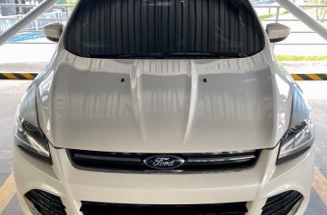 Selling White Ford Escape 2016 in Makati