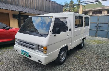 Selling White Mitsubishi L300 2014 in Quezon 