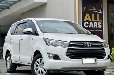 Selling White Toyota Innova 2017 in Makati