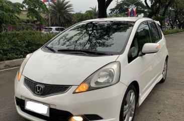 Selling White Honda Jazz 2009 