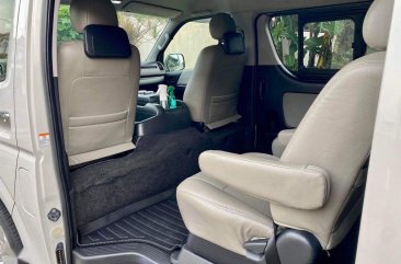 Selling Pearl White Toyota Hiace Super Grandia 2015 in Las Piñas