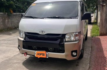 2017 Toyota Hiace  GL Grandia 3.0 A/T 2-Tone in Muñoz, Nueva Ecija