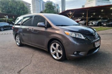 Sell Purple 2011 Toyota Sienna in Pasig