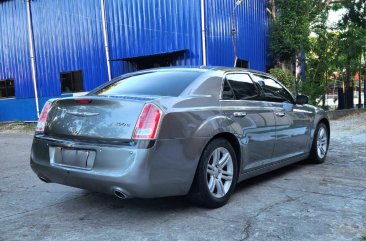 Purple Chrysler 300c 2013 for sale in Automatic