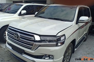 Selling White Toyota Land Cruiser 2017 SUV / MPV at 45000 in Manila