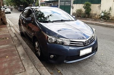 Selling White Toyota Corolla altis 2014 in Manila