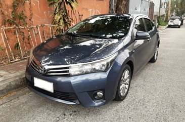 Selling White Toyota Corolla altis 2014 in Manila