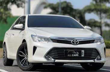 Selling White Toyota Camry 2016 in Makati