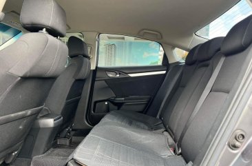 Selling White Honda Civic 2019 in Makati