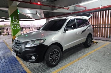 Sell White 2011 Hyundai Santa Fe in Manila