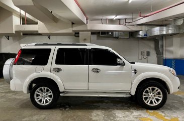 Selling White Ford Everest 2015 in Makati
