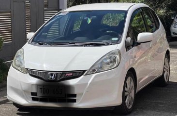 Selling White Honda Jazz 2012 in Caloocan