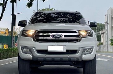 Selling White Ford Everest 2016 in Makati