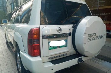 Selling White Nissan Patrol 2009 in Manila