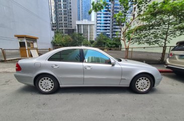 Selling White Mercedes-Benz E-Class 2004 in Makati