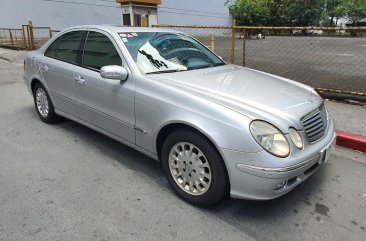 Selling White Mercedes-Benz E-Class 2004 in Makati