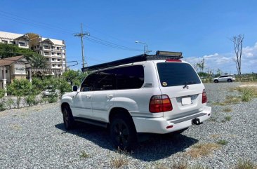 Selling White Toyota Land Cruiser 2004 in Quezon City