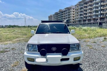 Selling White Toyota Land Cruiser 2004 in Quezon City