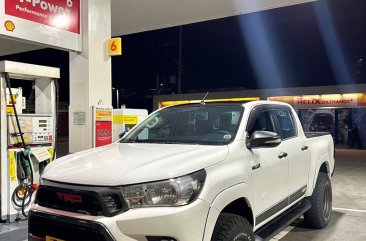 White Toyota Hilux 2016 for sale in Automatic