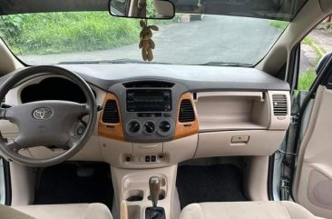 White Toyota Innova 2005 for sale in Quezon City