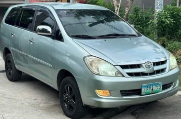 White Toyota Innova 2005 for sale in Quezon City