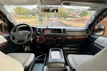 Selling White Toyota Grandia 2017 in Taytay