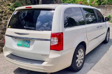 Selling White Chrysler Town And Country 2012 in Pasig