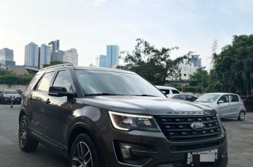 Selling White Ford Explorer 2016 in Pasig