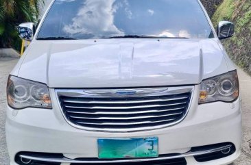 Selling White Chrysler Town And Country 2012 in Pasig