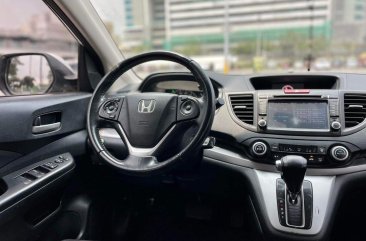 Selling White Honda Cr-V 2013 in Makati