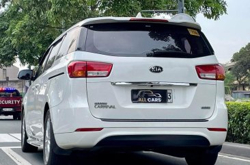 Sell White 2016 Kia Grand carnival in Makati