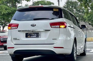 White Kia Carnival 2016 for sale in Makati