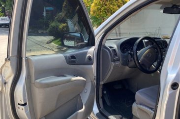 White Kia Carnival 2009 for sale in Automatic