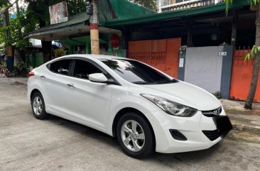 Selling White Hyundai Elantra 2012 in Mandaluyong