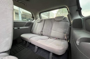 Selling White Kia Carnival 2010 in Makati