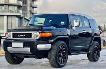 Sell White 2014 Toyota Fj Cruiser in Manila