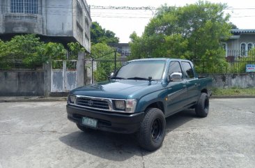 Selling White Toyota Hilux 2001 in Meycauayan