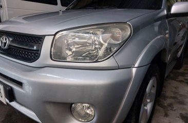 Selling White Toyota Rav4 2005 in Quezon City