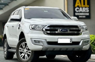 Selling White Ford Everest 2018 in Makati