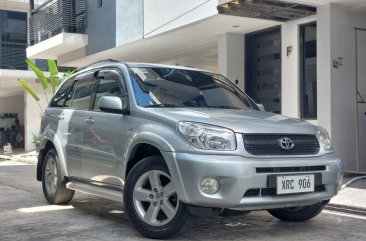 Selling White Toyota Rav4 2005 in Quezon City