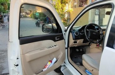 Sell White 2008 Ford Everest in Caloocan