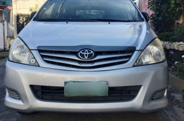 Selling White Toyota Innova 2010 in Muntinlupa