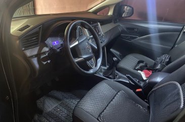 Selling White Toyota Innova 2019 in Makati