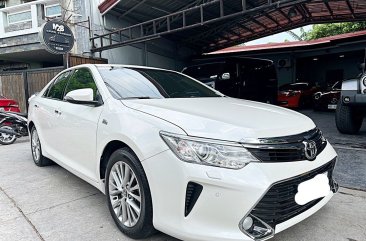 Selling Pearl White Toyota Camry 2019 in Bacoor