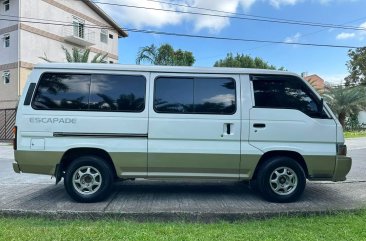 White Nissan Urvan 2015 for sale in Manual